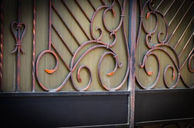 Demir kapılar, süs eşyası döşemeleri, sahte elementler..