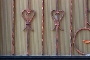 Demir kapılar, süs eşyası döşemeleri, sahte elementler..