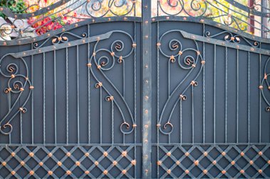 Demir kapılar, süs eşyası döşemeleri, sahte elementler..