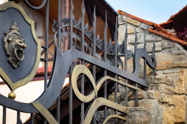 Demir kapılar, süs eşyası döşemeleri, sahte elementler..