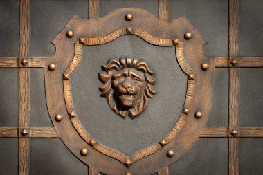 Demir kapılar, süs eşyası döşemeleri, sahte elementler..