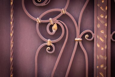 Demir kapılar, süs eşyası döşemeleri, sahte elementler..