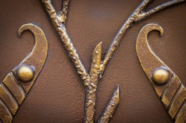 Demir kapılar, süs eşyası döşemeleri, sahte elementler..