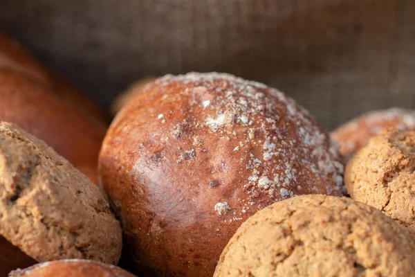 Beyaz buğday ekmek ve bir buğday ile buns tahıl ve buğday spikelets. Uzay kopyalayın. Yakın çekim. Eve ekmek. Ev yapımı.