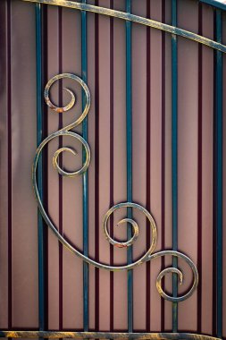 Güzel dekoratif metal elementler dövülmüş demir kapılar..