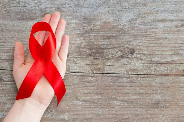 Κόκκινη Κορδέλα Aids Ευαισθητοποίησης Σύμβολο Στο Ξύλινο Υπόβαθρο Αντίγραφο Χώρου — Φωτογραφία Αρχείου