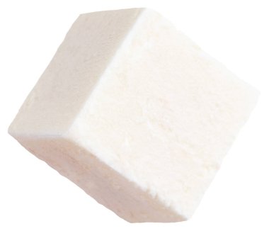 Küp yumuşak peynir beyaz bir arka plan üzerinde izole. Kırpma yolu ile.