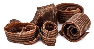 Hocolate talaş ve beyaz arka plan üzerinde izole çikolata parçaları.