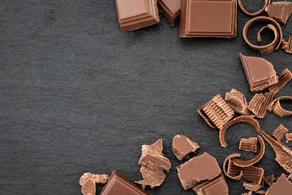 Pedaços Chocolate Quebrados Raspas Chocolate Fundo Escuro — Fotografia de Stock