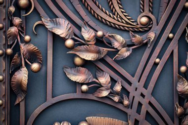 Demir kapılar, süs eşyası döşemeleri, sahte elementler..