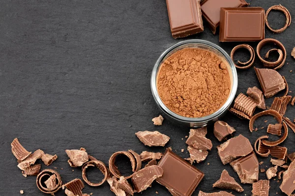 Brutna Chokladbitar Och Kakaopulver Mörk Bakgrund Ovanifrån Med Copyspace För — Stockfoto