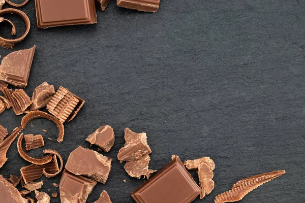 Pedaços Chocolate Quebrados Raspas Chocolate Fundo Escuro Vista Superior Com — Fotografia de Stock