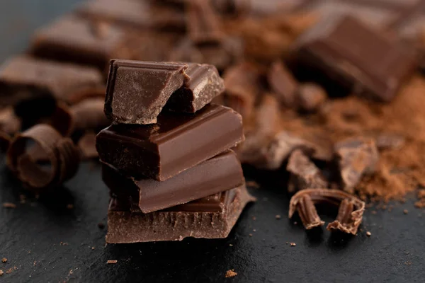Pedaços Chocolate Quebrados Cacau Fundo Escuro — Fotografia de Stock