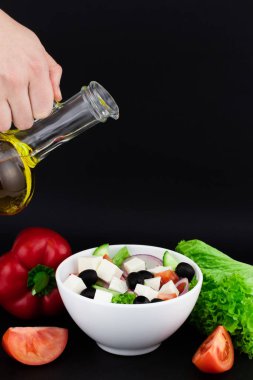 bir şişeden dökme zeytinyağı ile sebze salatası.