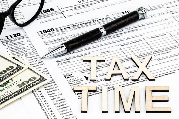 税表与眼镜, 金钱和笔。税收日 — 图库照片