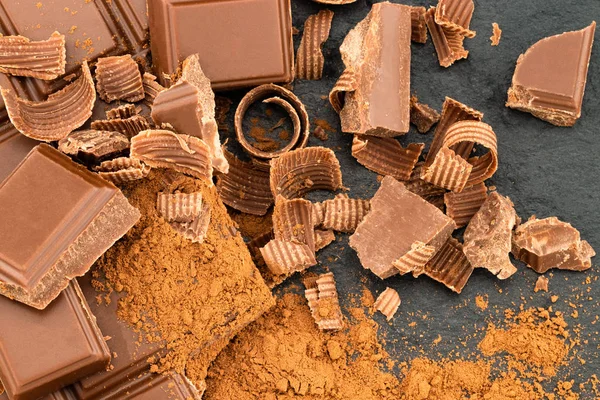 Pedaços Chocolate Quebrados Cacau Fundo Escuro Vista Superior — Fotografia de Stock