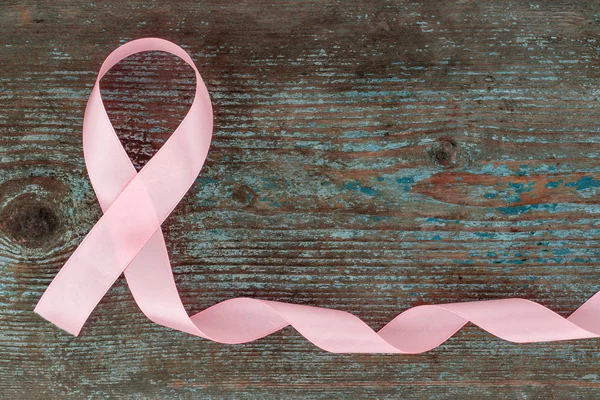 Ροζ Μετάξι Σύμβολο Ευαισθητοποίησης Καρκίνου Μαστού Στο Ξύλινο Φόντο Αντίγραφο — Φωτογραφία Αρχείου