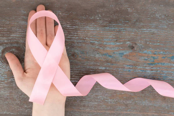 Ροζ Μετάξι Σύμβολο Ευαισθητοποίησης Καρκίνου Μαστού Στο Ξύλινο Φόντο Αντίγραφο — Φωτογραφία Αρχείου