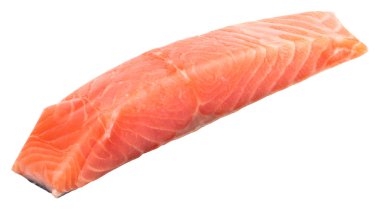 Beyaz arka plan üzerinde izole alabalık filetosu.