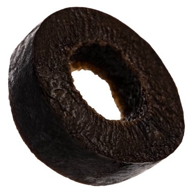 beyaz bir arka plan üzerinde izole siyah oliv dilim. Kırpma yolu ile.