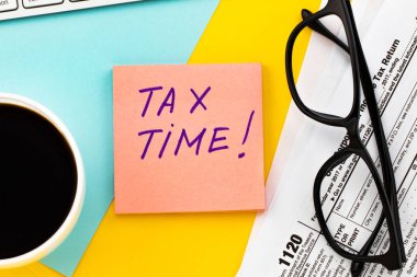 Kağıt kayda göre vergi formu ve kahve ile yazılı vergi zamanı.