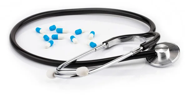Stethoskop Und Pillen Isoliert Auf Weißem Hintergrund Kopierraum — Stockfoto