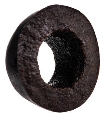 beyaz bir arka plan üzerinde izole siyah oliv dilim. Kırpma yolu ile.