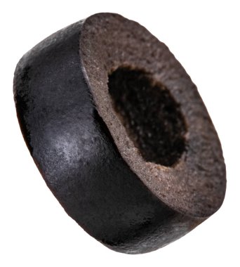 beyaz bir arka plan üzerinde izole siyah oliv dilim. Kırpma yolu ile.