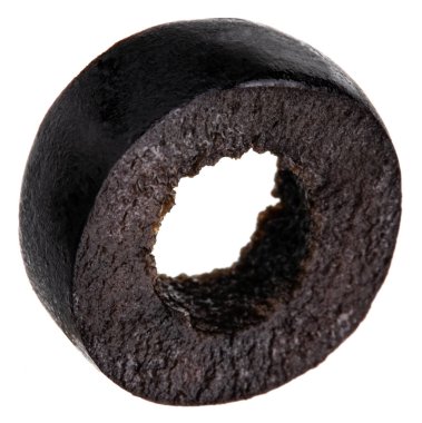 beyaz bir arka plan üzerinde izole siyah oliv dilim. Kırpma yolu ile.