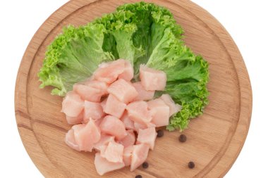 Beyaz arka plan üzerinde izole ahşap kesme tahtası üzerinde çiğ tavuk göğsü fileto.