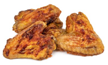 Izgara tavuk kanatları beyaz arka planda izole.