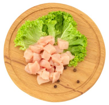 Beyaz arka plan üzerinde izole ahşap kesme tahtası üzerinde çiğ tavuk göğsü fileto.