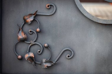 Güzel dekoratif metal elementler dövülmüş demir kapılar..