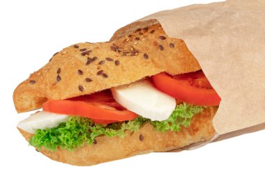 kruvasan sandviç mozzarella ve beyaz arka plan üzerinde izole domates ile.