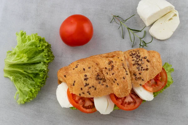 Croissant Sandwich Mit Salat Mozzarella Und Tomaten Gesunde Zwischenmahlzeit Ansicht — Stockfoto