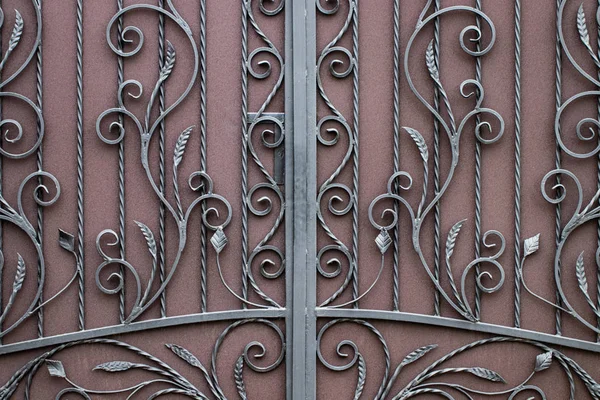 Demir kapılar, süs eşyası döşemeleri, sahte elementler..