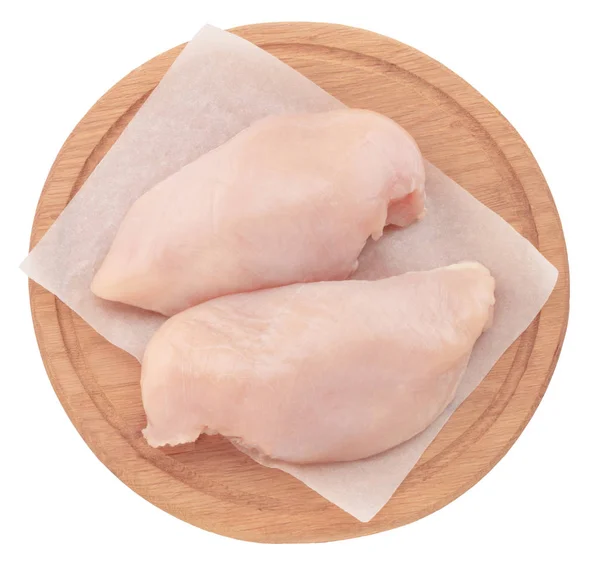 Råa kycklingbröst filéer på trä skärbräda isolerad på — Stockfoto