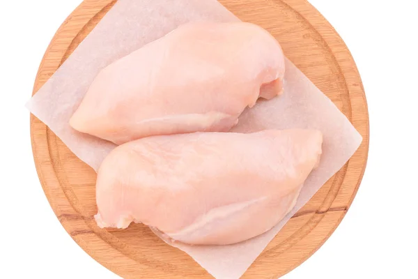 Surowe piersi z kurczaka filety na drewnianą deską do krojenia na tle — Zdjęcie stockowe