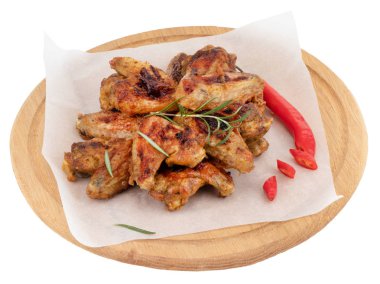 Izgara tavuk kanatları üzerinde beyaz izole ahşap kesme tahtası üzerinde 