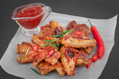 Fırında soslu tavuk kanatları. Gıda arka plan. Üstten Görünüm