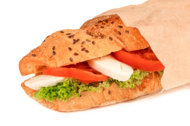 kruvasan sandviç mozzarella ve domates üzerinde beyaz izole 