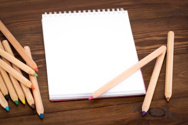 Ahşap blackground boş not defteri ve kalem rengi