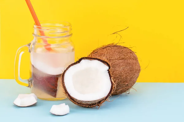 Água de coco orgânica fresca em um copo. Fundo alimentar — Fotografia de Stock