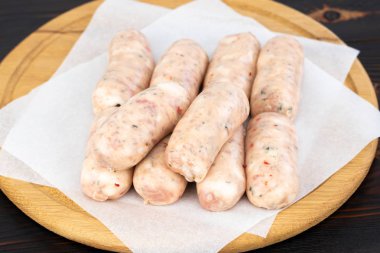 Ahşap arka plan üzerinde taze çiğ sosis