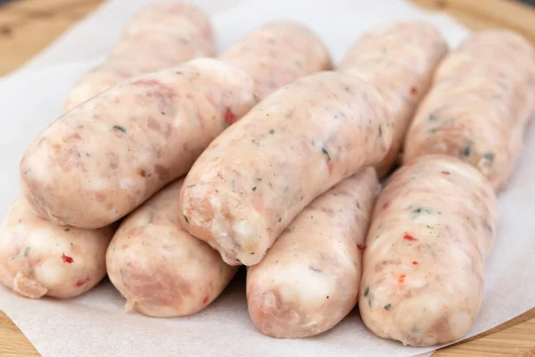 Frische Rohwurst auf dem hölzernen Hintergrund — Stockfoto