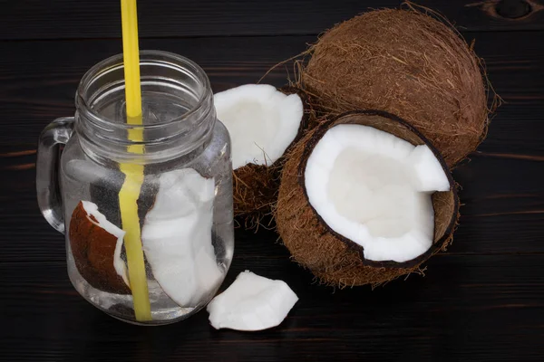 Água de coco orgânica fresca em um copo. Fundo alimentar — Fotografia de Stock