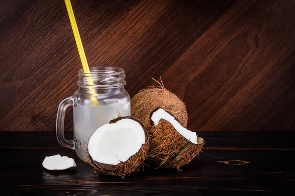 Čerstvé bio kokosová voda ve sklenici. Jídlo pozadí — Stock fotografie