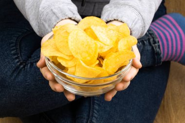 Çıtır patates cips kase veren kadın el