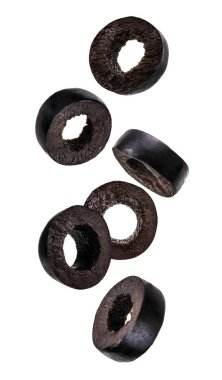 Düşen siyah zeytin beyaz arka planda izole set