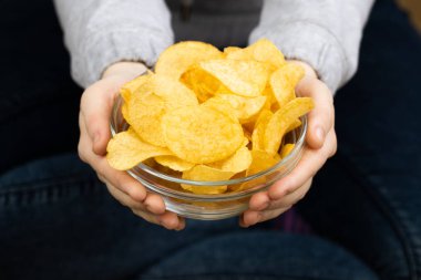 Çıtır patates cips kase veren kadın el